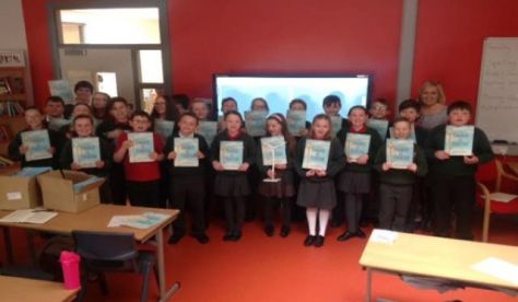 derry-school-pupils-presented-with-tommy-the-turbine-books